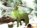 Hirsch mit Samtüberzug in Grün Feder Kragen als Tischdekoration, auf einem Adventstablett, Adventskranz oder zum Basteln 3