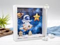 Geschenkrahmen Holz Diorama Geldgeschenk Gutschein Geburt Taufe Blau Weltall Mädchen PERSONALISIERT 2