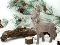 Eleganter Deko-Hirsch in Taupe mit Samtüberzug & Federkragen – stehende Hirschfigur 3