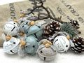 Christbaumschmuck-Set aus Metallglocken in Taupe, Weiß und Salbei Grün 12-teilig 3