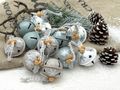 Christbaumschmuck-Set aus Metallglocken mit Schneeflocken in Taupe, Weiß und Salbei Grün 12-teilig 2