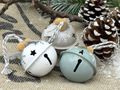 12-teiliges Christbaumschmuck-Set Metallglocken mit Schneeflocken in Salbei, Taupe & Weiß zum Basteln 5
