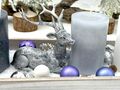 Deko-Tablett Holz mit Adventskerzen Kunstschnee, glänzende Glaskugeln in Silber und Flieder, Zapfen & Tannenzweige  6