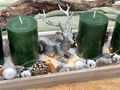 Adventsgesteck länglich Deko-Tablett Grün Silber mit 4 dunkel grünen Adventskerzen, silbernem Hirsch, LED-Lichterkette & Streudeko 3