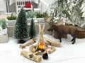 Miniatur Outdoor-Szene mit Mini LED-Feuerstelle, zwei Kunsttannen, drei Birkenstämme, Kessel, Schnee und Steine 2