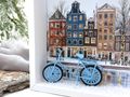 Winterreise Geld oder Reisegutschein Verpackung mit Miniatur-Fahrrad, Kunstschnee und beleuchtetes Stadt im Hintergrund 3