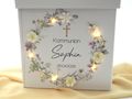 Briefbox für Kommunion, Konfirmation oder Taufe - personalisiert, Bumenkranz verziert mit Blüten & LED Lichterkette 5