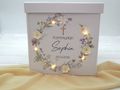 Personalisierte Briefbox Kommunion, Taufe & Konfirmation – Geschenkbox mit Blumenkranz, Kreuz & Licht 20×20×20 cm 6