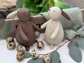 Charmante Hasen - Osterhasen Deko Figuren in Holzoptik aus Polyresin, 2er-Set 2