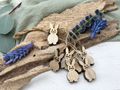 7 Mini Hasen aus Holz an Kordel – Osterdeko zum Aufhängen, zum Basteln, Dekorieren oder Verschenken 2