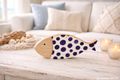 Maritimer Deko Fisch aus Holz zum Hinstellen – handbemalt mit blauen Punkten und Goldglitzer 2