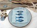 20 Cocktailservietten mit Fischmotiv - Stilisierte Fische in Blautönen auf hellgrünem Hintergrund – modern & maritim zugleich 2