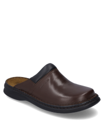 Der abgebildete Clog in der Farbe Brandy besteht aus glattem Leder und zeigt eine dezente Nahtverarbeitung. Der Schuh hat einen offenen Fersenbereich und ein weiches gepolstertes Fußbett für zusätzlichen Komfort.