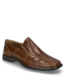 Il mocassino marrone in pelle è dotato di una pratica chiusura con elastico. Le cuciture decorative marcate e le aperture laterali per la ventilazione conferiscono alla scarpa un aspetto elegante e arioso.