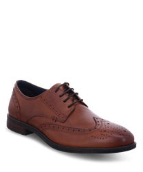 Eleganter Halbschuh aus braunem Leder mit klassischer Schnürung und feinen Lochmusterdetails. Der Schuh hat eine glatte Oberfläche und eine robuste dunkle Sohle.