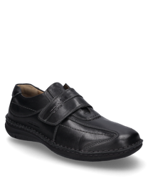 Scarpa nera in pelle con chiusura in velcro. La scarpa si distingue per il suo design semplice e i robusti dettagli delle cuciture.