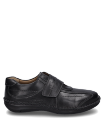 Scarpa nera in pelle con chiusura in velcro. La scarpa si distingue per il suo design semplice e i robusti dettagli delle cuciture.