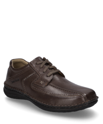 Der Halbschuh aus braunem Leder hat eine Schnürung und eine dezente Ziernaht. Das schlichte Design wird durch die robuste Sohle und das kleine Logo auf der Seite ergänzt ideal für einen klassischen Look.