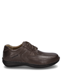 Der Halbschuh aus braunem Leder hat eine Schnürung und eine dezente Ziernaht. Das schlichte Design wird durch die robuste Sohle und das kleine Logo auf der Seite ergänzt ideal für einen klassischen Look.
