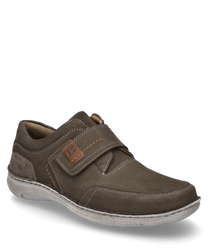 De halfhoge schoen van donkerbruin leer met klittenbandsluiting biedt comfort en stijl. Hij heeft contrasterende lichtgrijze stiksels en een robuustelichte zoolideaal voor dagelijks gebruik.