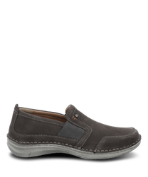 El zapato está hecho de cuero marrón oscuro y cuenta con un práctico cierre de goma. Las costuras en contraste y la suela robusta le dan al zapato un aspecto clásico.