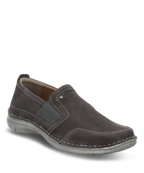 El zapato está hecho de cuero marrón oscuro y cuenta con un práctico cierre de goma. Las costuras en contraste y la suela robusta le dan al zapato un aspecto clásico.
