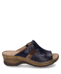 Dunkelblauer Clog aus Leder mit Klettverschluss. Der Schuh hat eine bequeme braune Sohle und ist mit dekorativen Lochmustern versehen.