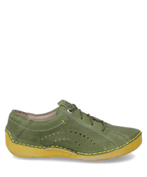 De halfhoge schoen in groen valt op door zijn vetersluiting en gele zool. Gemaakt van leerbiedt hij een geperforeerde buitenkant voor ademend vermogen en comfort.