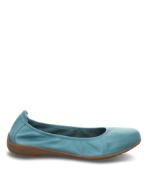 Azurblau ballerina-schoen van glad leer met elastische rubberen instap. De schoen heeft een bruine rubberen zool en subtiele stiksels.