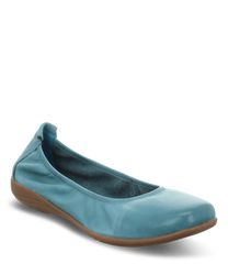 Azurblau ballerina-schoen van glad leer met elastische rubberen instap. De schoen heeft een bruine rubberen zool en subtiele stiksels.