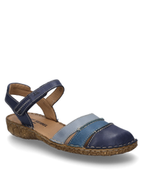 Die Sandale hat einen Klettverschluss und besteht aus glattem blauem Leder in verschiedenen Blautönen. Die Sohle ist hellbraun mit einem floralen Muster geprägt und bietet einen komfortablen Halt.