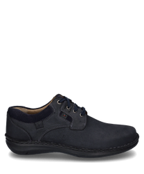 El zapato de media altura en azul oscuro está hecho de cuero con un cordón como cierre. El zapato tiene un acolchado suave en el eje y costuras marcadas para un estilo adicional.