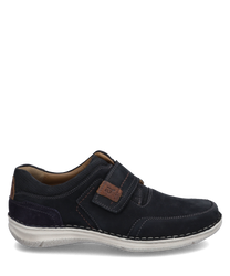The dark blue suede shoe impresses with its Velcro closure and contrasting decorative stitching. The light sole and brown accents give it an elegant yet casual appearance.