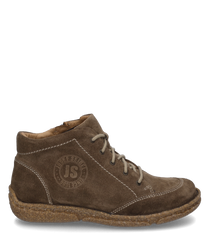 La stivaletti in taupe è realizzata in suede e presenta un logo visibile sul lato. La scarpa è dotata di una pratica chiusura lampo e di una suola robusta e strutturata.