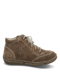 De taupe kleurige enkellaars van zacht suede heeft een zijrits en decoratieve stiksels. De schoen heeft een robuuste zool en een subtiel logo aan de buitenkant.