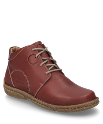 Die Stiefelette in der Farbe Hibiscus besteht aus hochwertigem Leder und verfügt über einen praktischen Reißverschluss an der Seite. Sie zeichnet sich durch eine robuste Sohle und dezente Ziernähte aus die dem Schuh eine elegante Note verleihen.