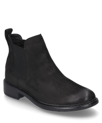 L'ankle boot raffigurato è realizzato in pelle nera e presenta un elastico laterale per una facile calzata. La scarpa si distingue per una suola robusta e una cucitura discreta lungo la suola.