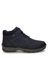 Die abgebildete Stiefelette besteht aus dunkelblauem Leder mit einem Reißverschluss an der Seite. Sie hat eine robuste Sohle und dezente Ziernähte die dem Schuh einen eleganten und gleichzeitig lässigen Look verleihen.