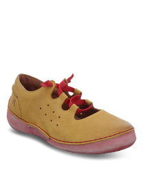 Chaussure jaune à lacets rouges avec un design perforé. Fabriquée en cuirelle allie confort et style à la mode.