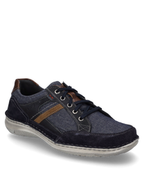 Scarpa moderna con laccirealizzata in pelle blu e marrone e tessuto grigio chiaro. I dettagli decorativi e le strisce marroni a contrasto conferiscono alla scarpa un aspetto elegante.
