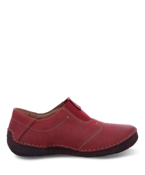 Chaussure demi-rouge en cuir lisse avec des coutures décoratives visibles et une fermeture élastique en caoutchouc flexible. La semelle est sombre et contraste élégamment avec le matériau supérieur éclatant.