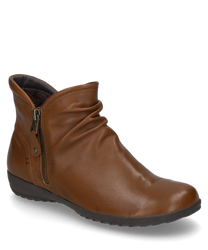 The cognac-colored ankle boot made of leather features a smooth surface with a side zipper for easy on and off. The shoe shape is elegant with slight folds that give the design a special touch.