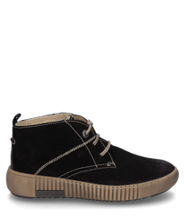 Il stivaletto nero in morbida pelle scamosciata presenta una chiusura con lacci e una suola beige a contrasto. Le cuciture marcate e il design semplice conferiscono alla scarpa un aspetto elegante.