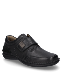 Chaussure noire en cuir avec fermeture velcro. La chaussure dispose d'une semelle intérieure rembourrée et d'une semelle robuste cousue pour un maintien supplémentaire.