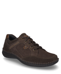 Der Halbschuh aus braunem Wildleder verfügt über eine Schnürung und kontrastierende Nähte. Der Schuh hat eine dunkelbraune Sohle und einen braunen Fersenbesatz aus Leder.