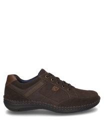 Der Halbschuh aus braunem Wildleder verfügt über eine Schnürung und kontrastierende Nähte. Der Schuh hat eine dunkelbraune Sohle und einen braunen Fersenbesatz aus Leder.