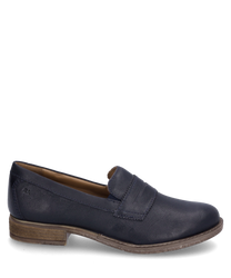 Der Slipper in der Farbe Ocean besticht durch sein glattes Lederfinish und einen praktischen Gummizugverschluss. Der Schuh hat eine dezente Nahtverzierung und eine robuste braune Sohle.