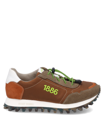 Brauner Sneaker mit Schnürung verziert mit grünen Akzenten und der Zahl '1886' an der Seite. Der Schuh besteht aus einer Kombination von Leder und Wildleder mit einer gezackten mehrfarbigen Gummisohle.