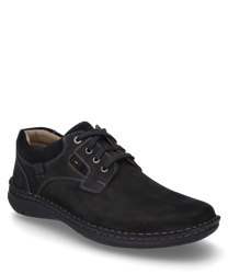 Schwarzer Halbschuh aus Leder mit Schnürung. Der Schuh hat kontrastierende weiße Nähte und eine robuste Sohle.