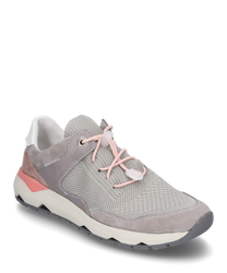 Der Sneaker ist aus grauem Textilmaterial mit Wildlederakzenten gefertigt und hat eine rosafarbene Schnürung. Die Sohle ist in Weiß und Grau gehalten während ein dezentes rosa Detail an der Ferse für einen modernen Look sorgt.